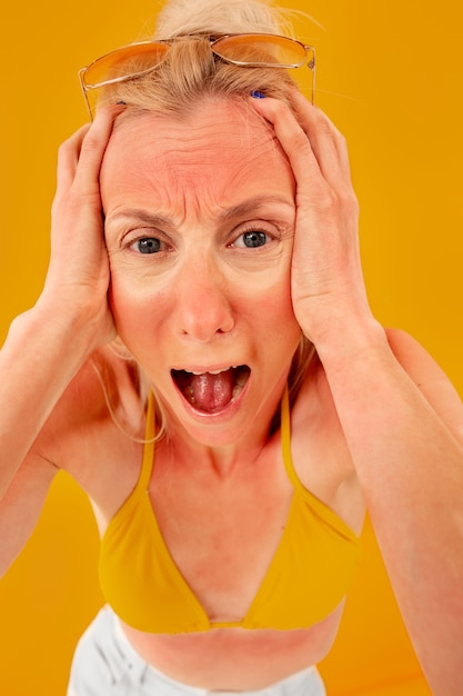 Free photo medium shot sunburned woman posing in studio