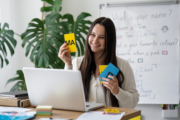 Free photo medium shot teacher explaining with cards