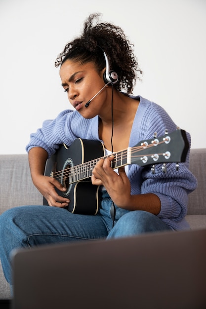 Insegnante di tiro medio che suona la chitarra