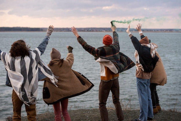 Foto gratuita adolescenti di tiro medio al mare