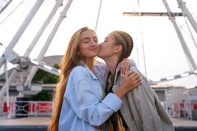 Foto gratuita adolescenti di medio livello che trascorrono del tempo all'aperto