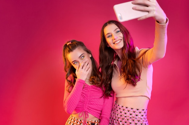 Free photo medium shot teenagers taking selfie