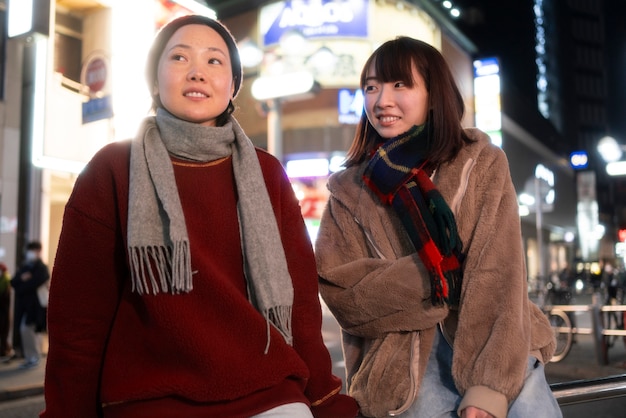 Free photo medium shot teenagers walking outdoors