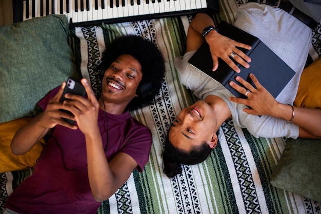 Free photo medium shot teenagers with piano at home