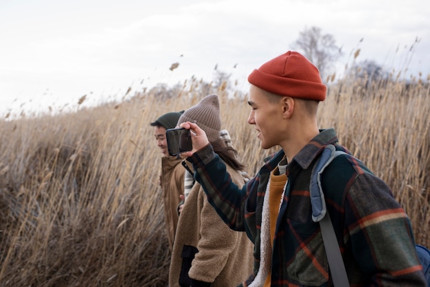 Foto gratuita adolescenti di tiro medio con smartphone