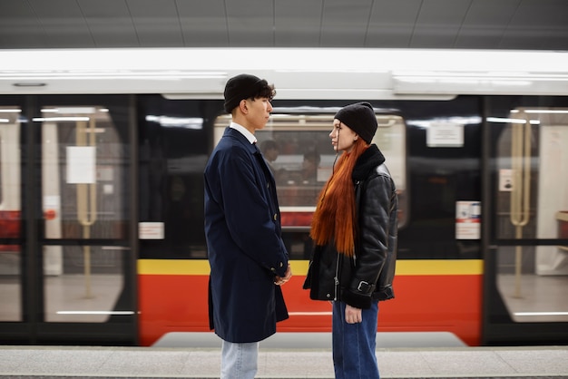 無料写真 地下鉄駅でミディアムショットの十代の若者たち