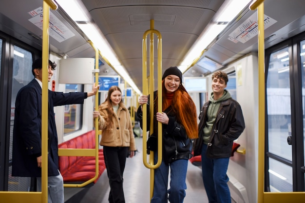 Foto gratuita ragazzi di livello medio che viaggiano con i mezzi pubblici