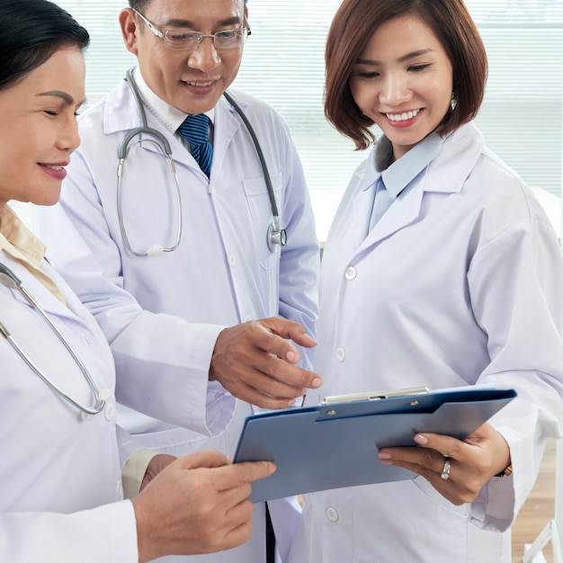 Free Photo medium shot of three doctors consulting on a medical case