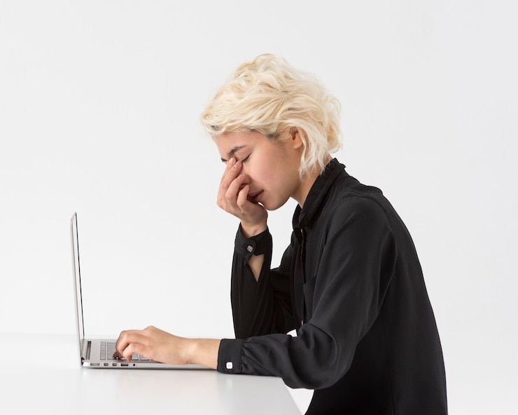 Free Photo medium shot tired woman working on laptop