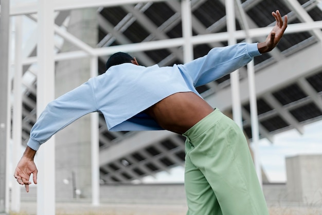 Foto gratuita passi di danza transgender a colpo medio