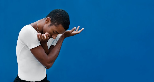 Free photo medium shot transgender dancing with copy space