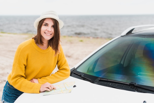 旅行の女性と車のミディアムショット