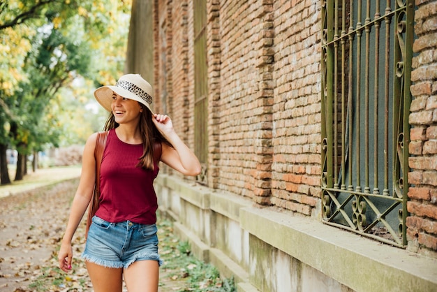 Free photo medium shot of traveling woman