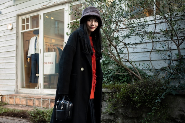 Free photo medium shot trendy smiley woman wearing hat