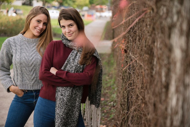 Foto gratuita colpo medio di due donne di smiley nel parco