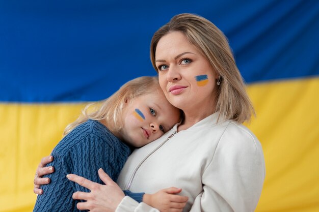 중간 샷 우크라이나어 어머니와 아이