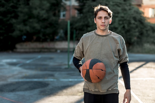 Free photo medium shot urban basketball player