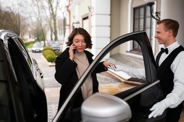 Foto gratuita cameriere medio che fa il suo lavoro