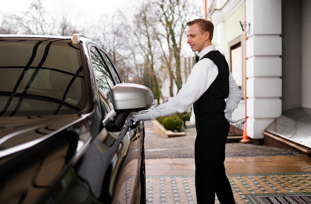 Foto gratuita parcheggiatore auto a tiro medio