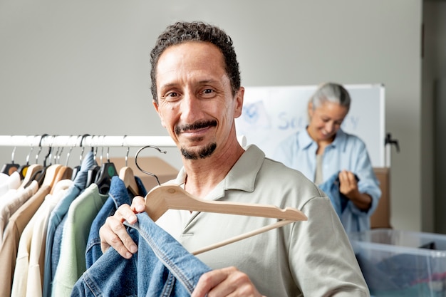 Foto gratuita volontari di tiro medio con donazioni di abbigliamento