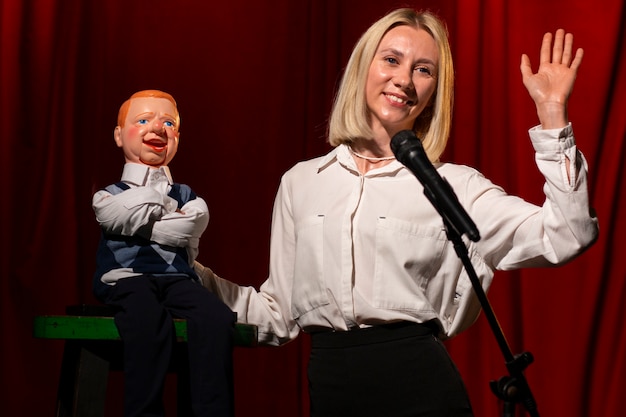 Foto gratuita donna del colpo medio che è ventriloquo