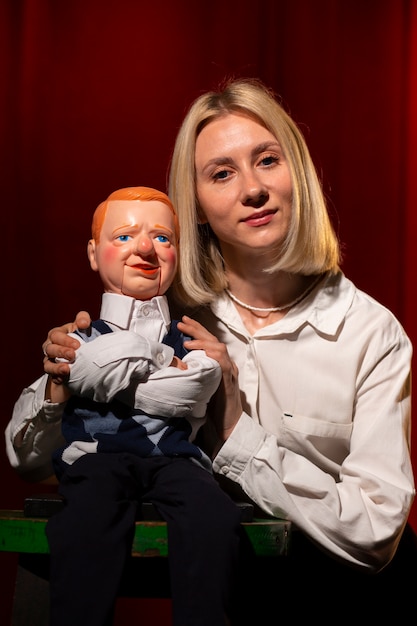 Foto gratuita donna del colpo medio che è ventriloquo