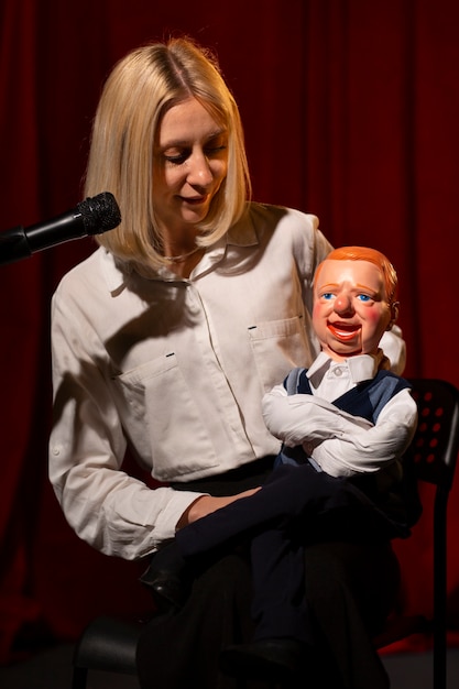 Foto gratuita donna del colpo medio che è ventriloquo