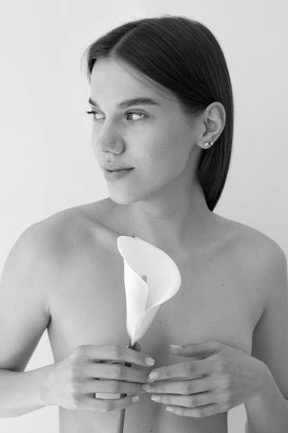 Foto gratuita nudo di donna in bianco e nero di tiro medio