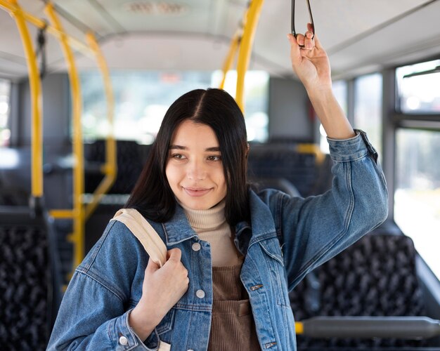 Женщина среднего кадра в автобусе