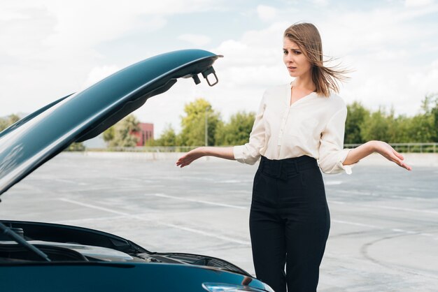 女性と車のミディアムショット