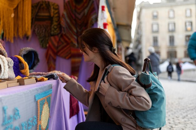 市内のミディアムショットの女性