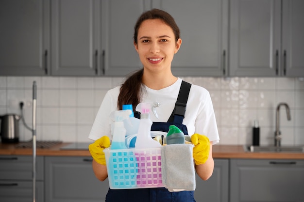 Foto gratuita donna del colpo medio che pulisce casa