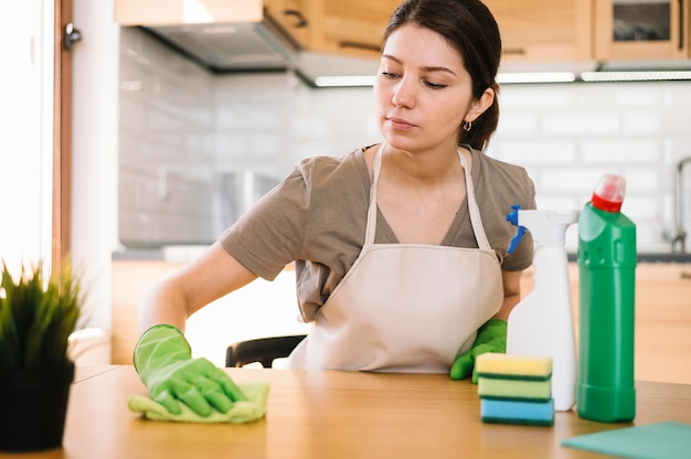 Free photo medium shot woman cleaning table