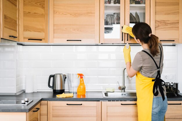 Medium shot woman cleaning