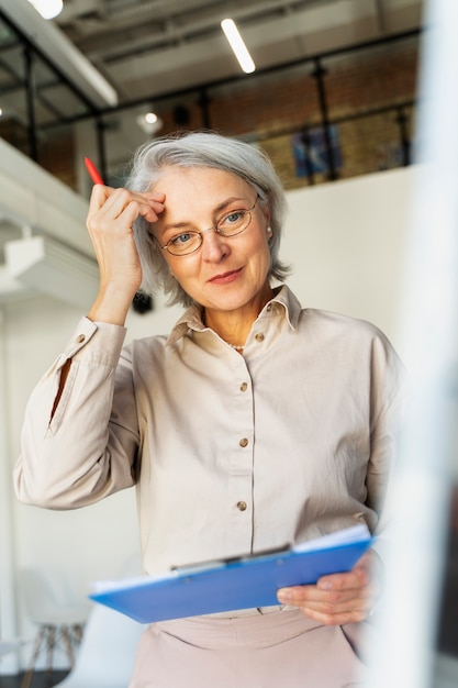 Free photo medium shot woman correcting grammar mistakes