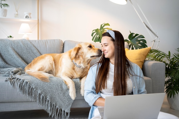 ミディアムショットの女性とかわいい犬の中