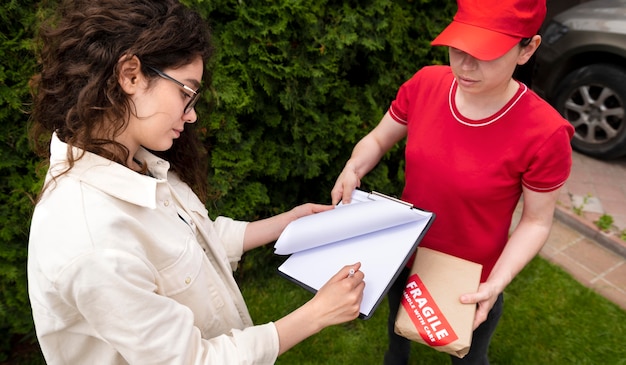 Free photo medium shot woman delivering pack