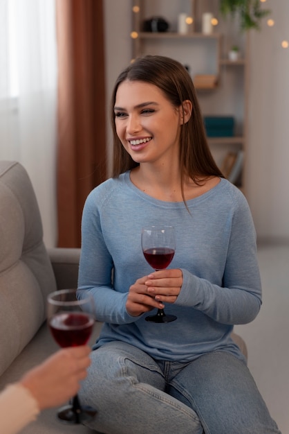 Foto gratuita una donna di media taglia a una cena.