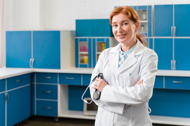 Medium shot of woman doctor in her lab