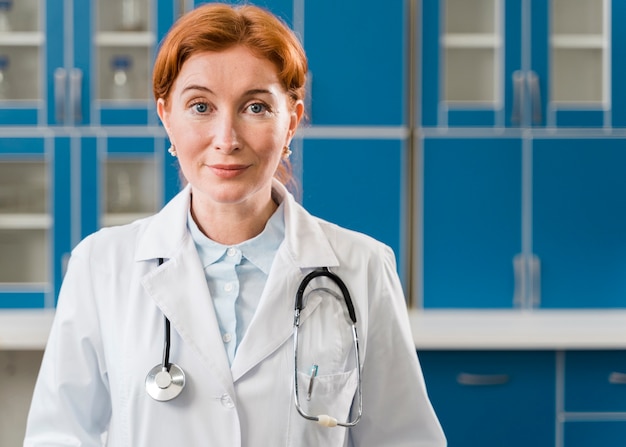 Foto gratuita colpo medio del medico della donna con lo stetoscopio