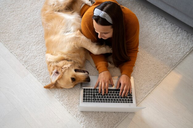 床にミディアムショットの女性と犬