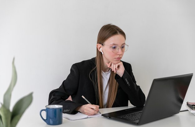 彼女の仕事をしているミディアムショットの女性