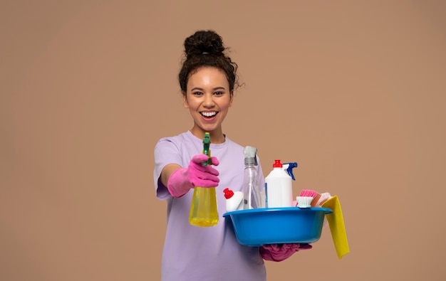 Free photo medium shot woman doing housework