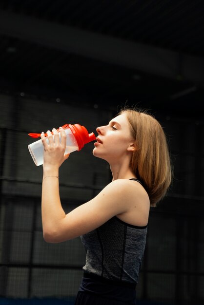 水を飲む女性のミディアムショット