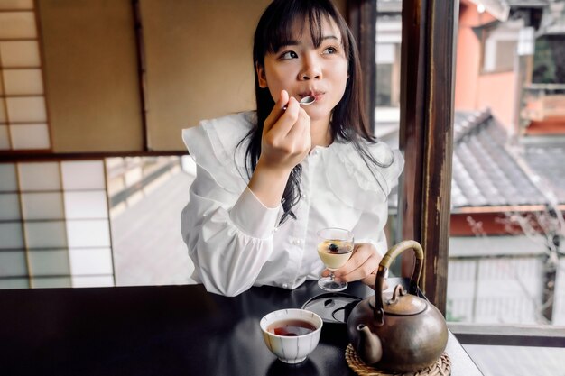 デザートを食べるミディアムショットの女性