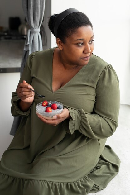 健康的な食べ物を食べるミディアムショットの女性