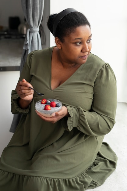 健康的な食べ物を食べるミディアムショットの女性