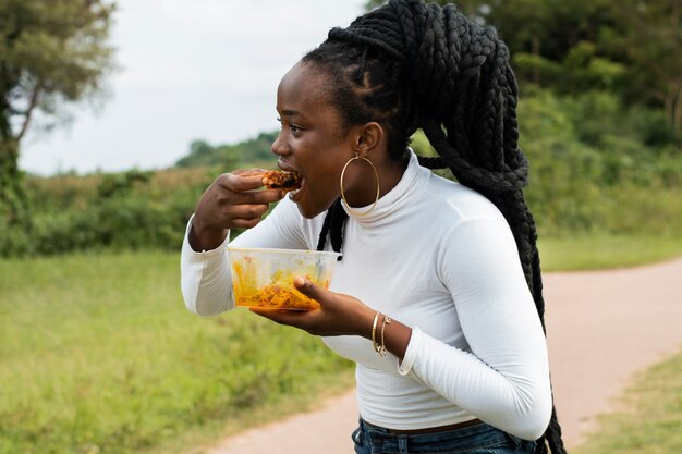 昼食を食べるミディアムショットの女性