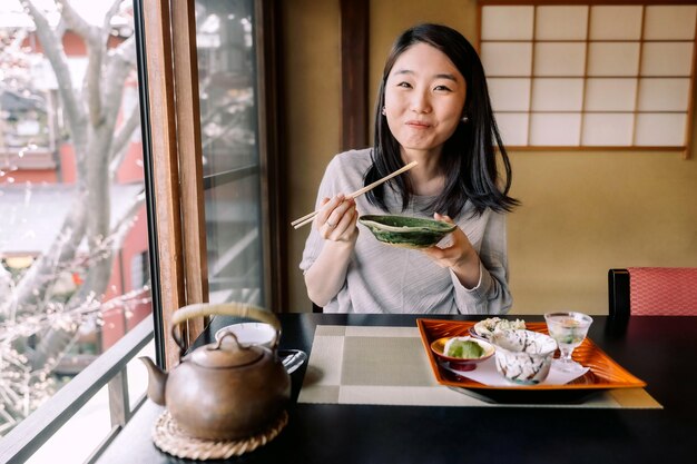 中型の女性が食べている