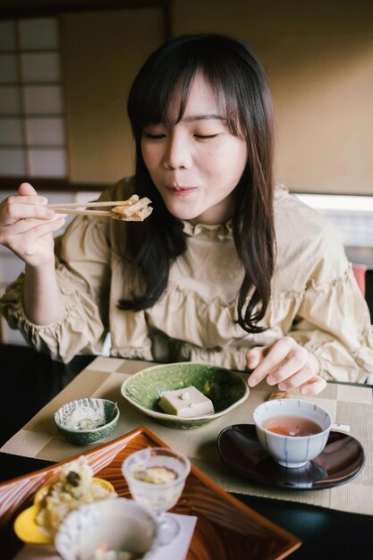 中型の女性が食べている